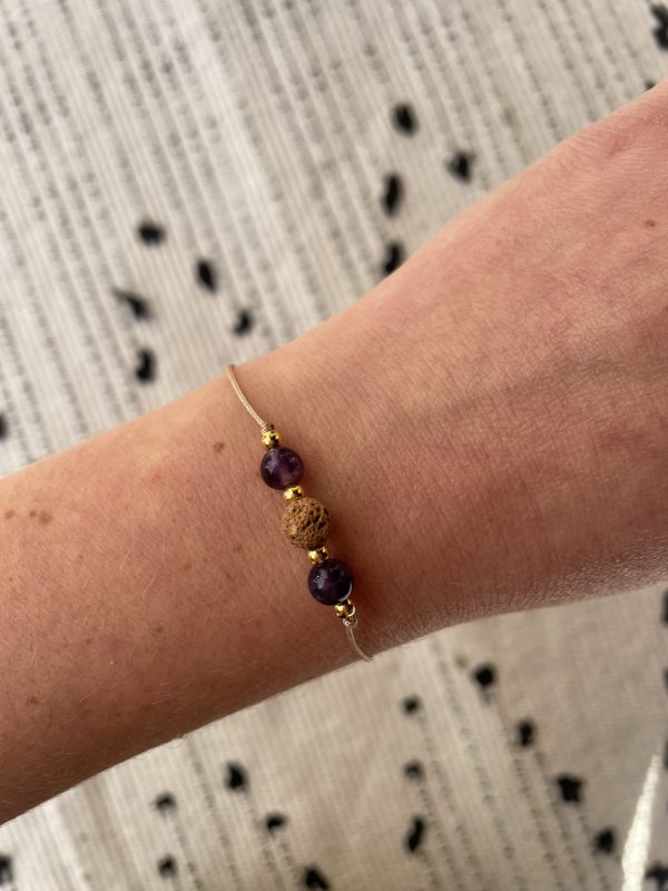 Edelsteen armbandje met lavasteen en amethist om je favoriete olie altijd bij je te dragen